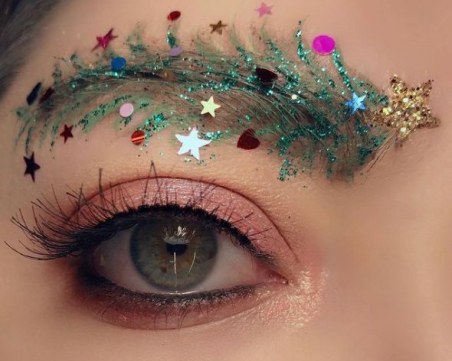 Жените превръщат веждите си в мини коледни елхи тази зима