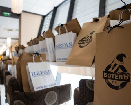 Ботев (Пловдив) с коледни подаръци за медиците от отделенията по COVID-19