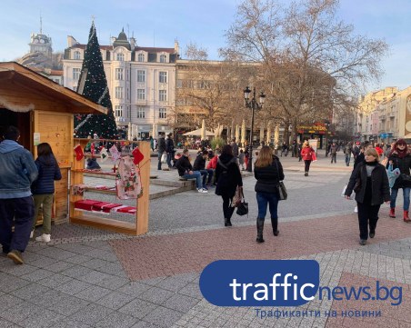 Пловдивчани окупираха Главната, насядаха по масите на неработещите заведения