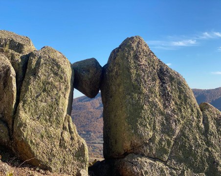 Слънчевата врата над Розовец – чудесен  маршрут за слънчев ден