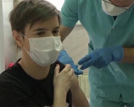 Започна ваксинацията в Сърбия, първата ваксина получи премиерът Бърнабич