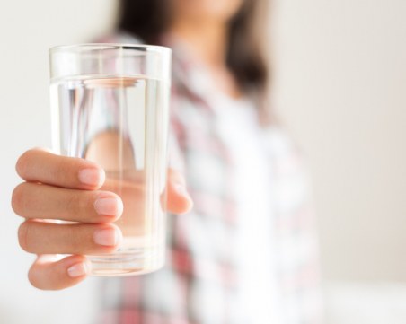 Дехидратацията: Тихият убиец, от който вдигаме кръвно и качваме килограми