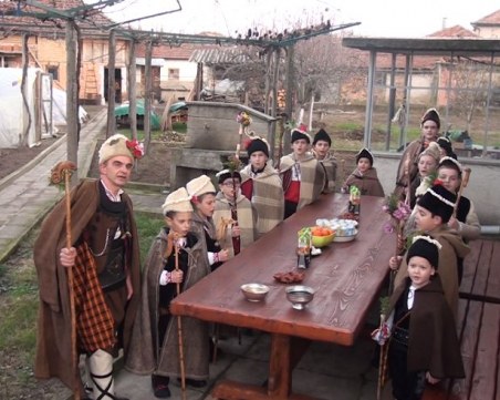 Едни от малкото коледари в региона излязоха в Карловско ВИДЕО