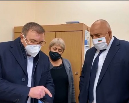 Борисов пристигна в Пловдив, провери как се съхраняват ваксините