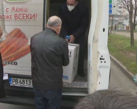 Доставиха първите ваксини в Пловдив с бус за кренвирши
