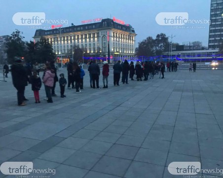 Пълно с хора на Главната, опашки се извиха пред пързалката и магазините