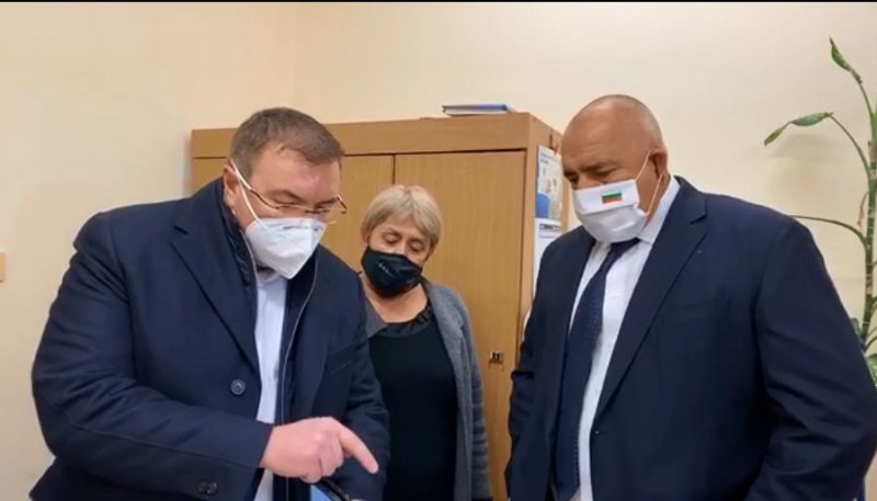 Борисов пристигна в Пловдив, провери как се съхраняват ваксините