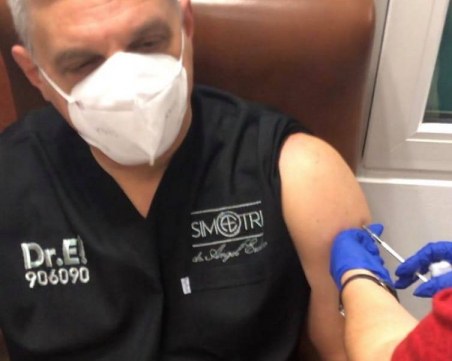 Д-р Енчев се ваксинира: Всяка ваксина се посреща с доза страх, някога са мислили, че ще им пораснат рога