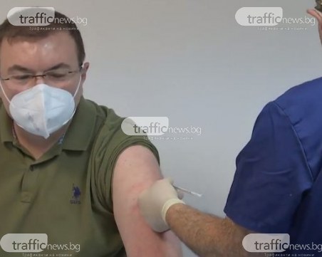 Първата ваксина у нас в факт! Министърът на здравеопазването вече е имунизиран срещу COVID-19