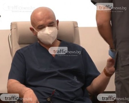 Председателят на НОЩ ген. Мутафчийски също се ваксинира