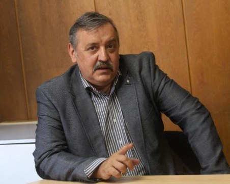 Проф. Кантарджиев: Няма да ни чипират, ваксината не стига до ДНК-то ни