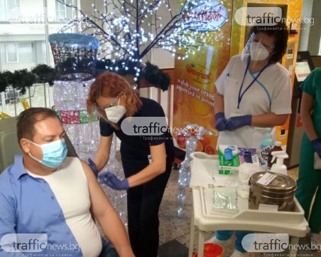 Старт на имунизациите срещу COVID-19 в Пловдив - ето ги първите ваксинирани