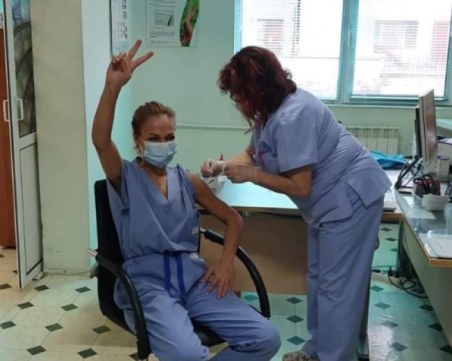 Авторитетни лекари първи се ваксинираха в Пазарджик