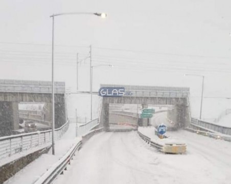 Български тирове се оказаха в снежен капан