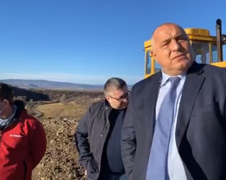 Борисов инспектира ремонта на язовир в Пернишко, до месец готови ще са още 40 водоема в страната