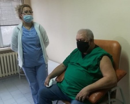 Братът на известния пловдивски лекар д-р Кирил Еленски е първият ваксиниран в Хасковско