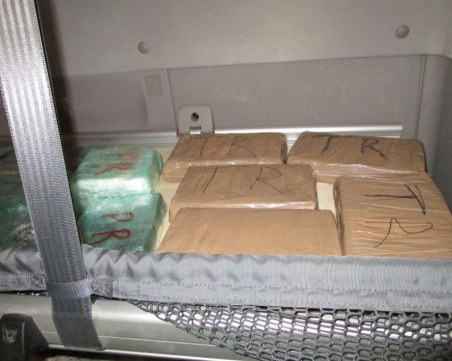 Откриха 14 килограма кокаин в български камион в Гърция