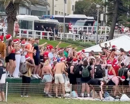 Австралийските власти плашат с депортация британски туристи, които купонясваха на плажа в Сидни