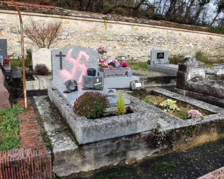 Десетки надгробни плочи бяха изрисувани със свастики във Франция