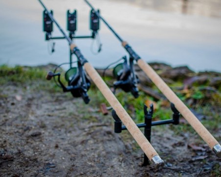 Навръх Коледа: Пловдивчани разбиха магазин, задигнаха въдици и пари