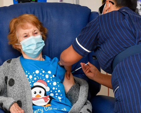 Първата ваксинирана срещу COVID-19 получи втората доза