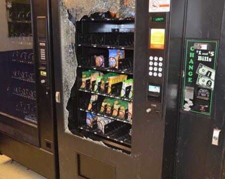 Пипнаха трима младежи да разбиват кафемашина в Пловдив, арестуваха ги