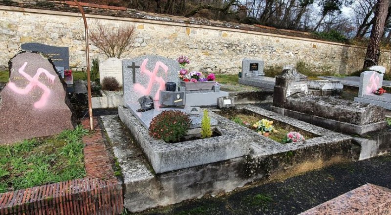 Десетки надгробни плочи бяха изрисувани със свастики във Франция