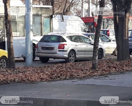 Зарязаха кола без номера на голям пловдивски булевард