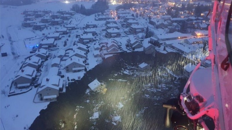 Къщи, погребани в норвежко село след огромно свлачище