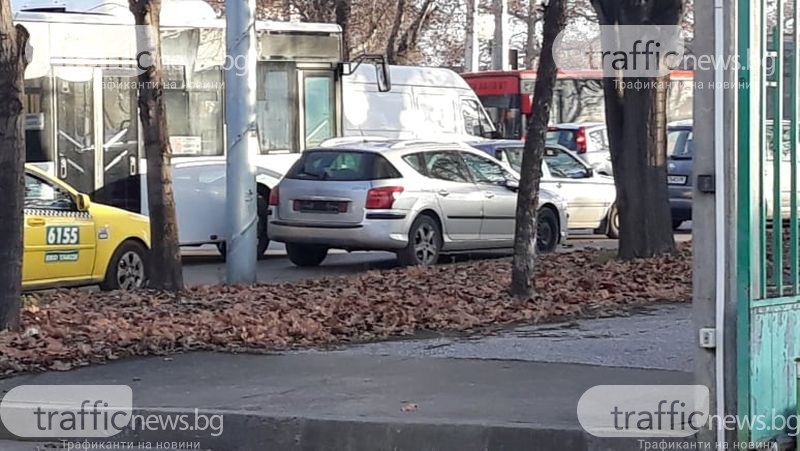Зарязаха кола без номера на голям пловдивски булевард
