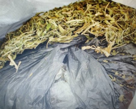 Гонка край Труд! Шофьор опита да избяга с половин килограм марихуана