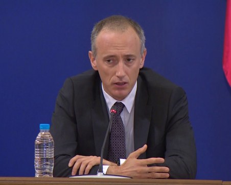 Министърът на образованието: Ако затворим всичко, ще прехвърлим бремето на децата ни