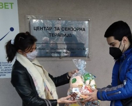 Посолството ни в Скопие зарадва деца с аутизъм с лакомства и училищни пособия