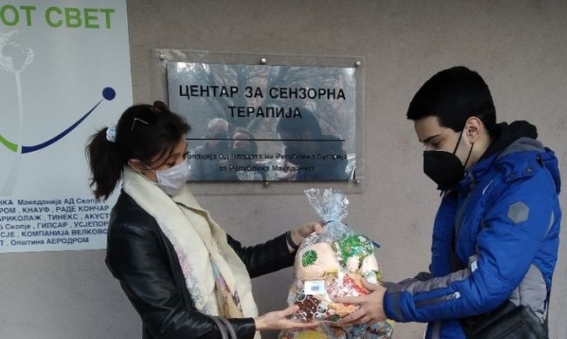 Посолството ни в Скопие зарадва деца с аутизъм с лакомства и училищни пособия