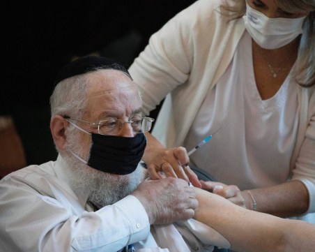 Израел ваксинира 1 млн. души за по-малко от 2 седмици