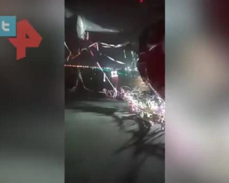 На косъм от авиокатастрофа в Новогодишната нощ! Самолет се оплете в украса