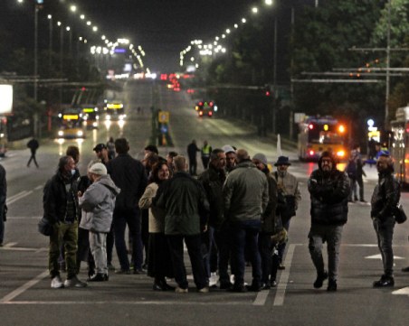 Група протестиращи отново блокира Орлов мост