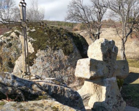 Каменен кръст при светилище на село Ветрен става туристическа забележителност