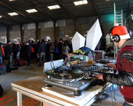 Незаконно парти с 2500 души във Франция, трима полицаи пострадаха