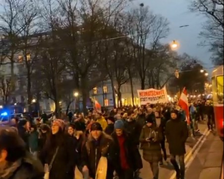 Хиляди протестиращи блокираха центъра на Виена, скандират 