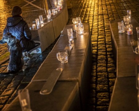 Протест и в Прага! Направиха верига от празни халби