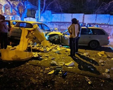 Шофьор на БМВ помля 7 паркирани коли