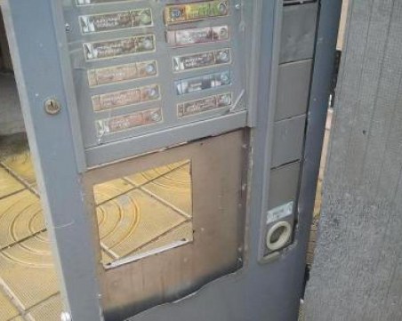 Тийнейджъри разбира кафе автомат и откраднаха монетите