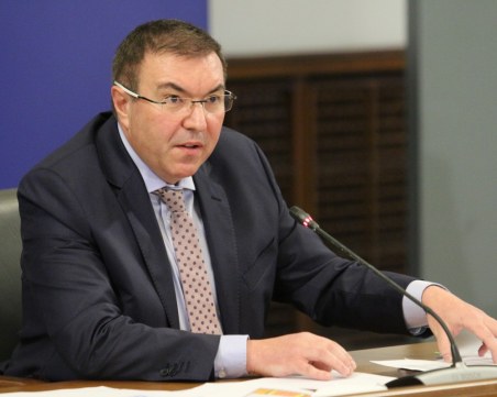 Здравният министър: Все повече хора искат да се ваксинират, защото се информират