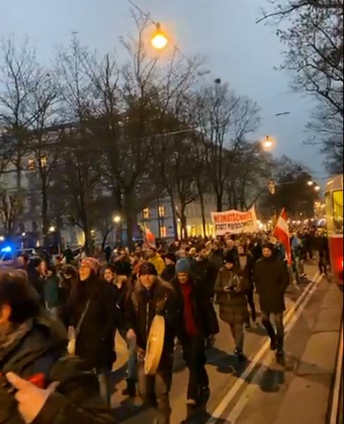 Хиляди протестиращи блокираха центъра на Виена, скандират 