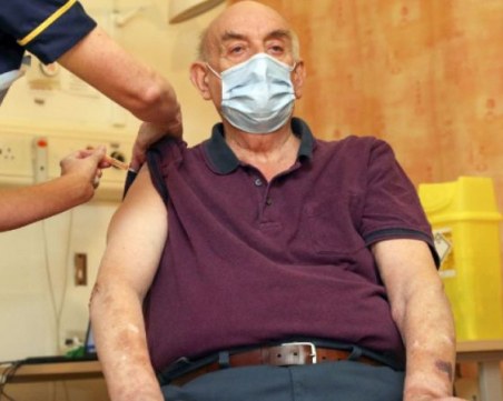 82-годишен мъж първи получи ваксината на 