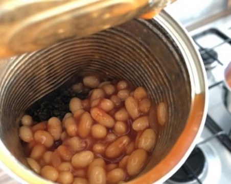 Баща остави детето си гладно за 6 часа, за да се научи само да отваря консерви