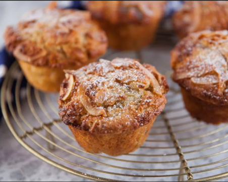 Мъфини с ябълки и конфитюр от ревен