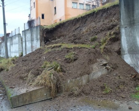 Подпорна стена се срути до Кочериново