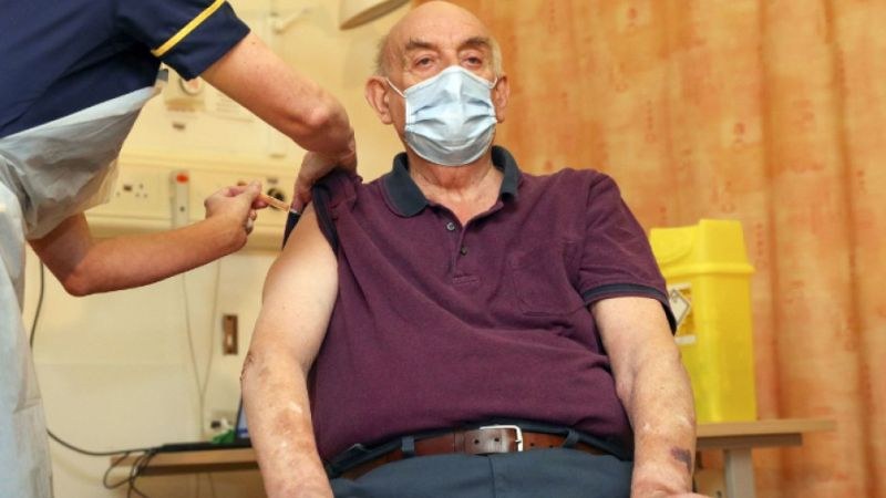 82-годишен мъж първи получи ваксината на 